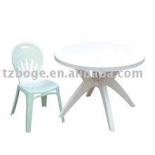 chaise en plastique et moule de table